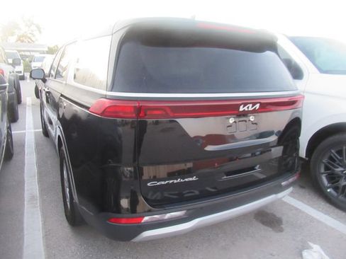 Used 2022 Kia Carnival LX FWD image 4