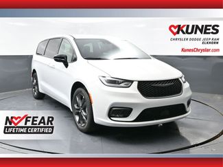 New 2026 Chrysler Pacifica Select video 1