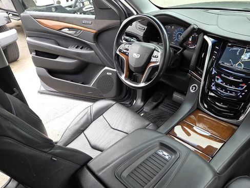 Used 2018 Cadillac Escalade ESV Premium Luxury AWD/4WD image 47