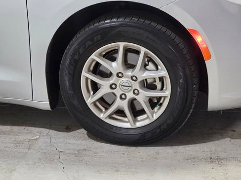 Certified 2024 Chrysler Pacifica Touring-L image 12