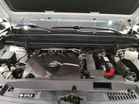 Used 2020 Toyota Highlander XLE AWD/4WD image 28