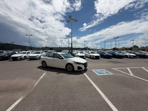 Used 2025 Nissan Altima 2.5 SV FWD image 15