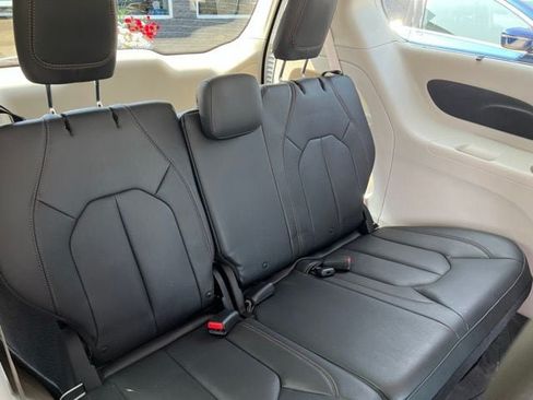Certified 2017 Chrysler Pacifica Touring-L FWD image 13