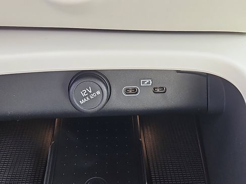 New 2026 Volvo XC40 B5 Ultra w/ Protection Package Premier image 8