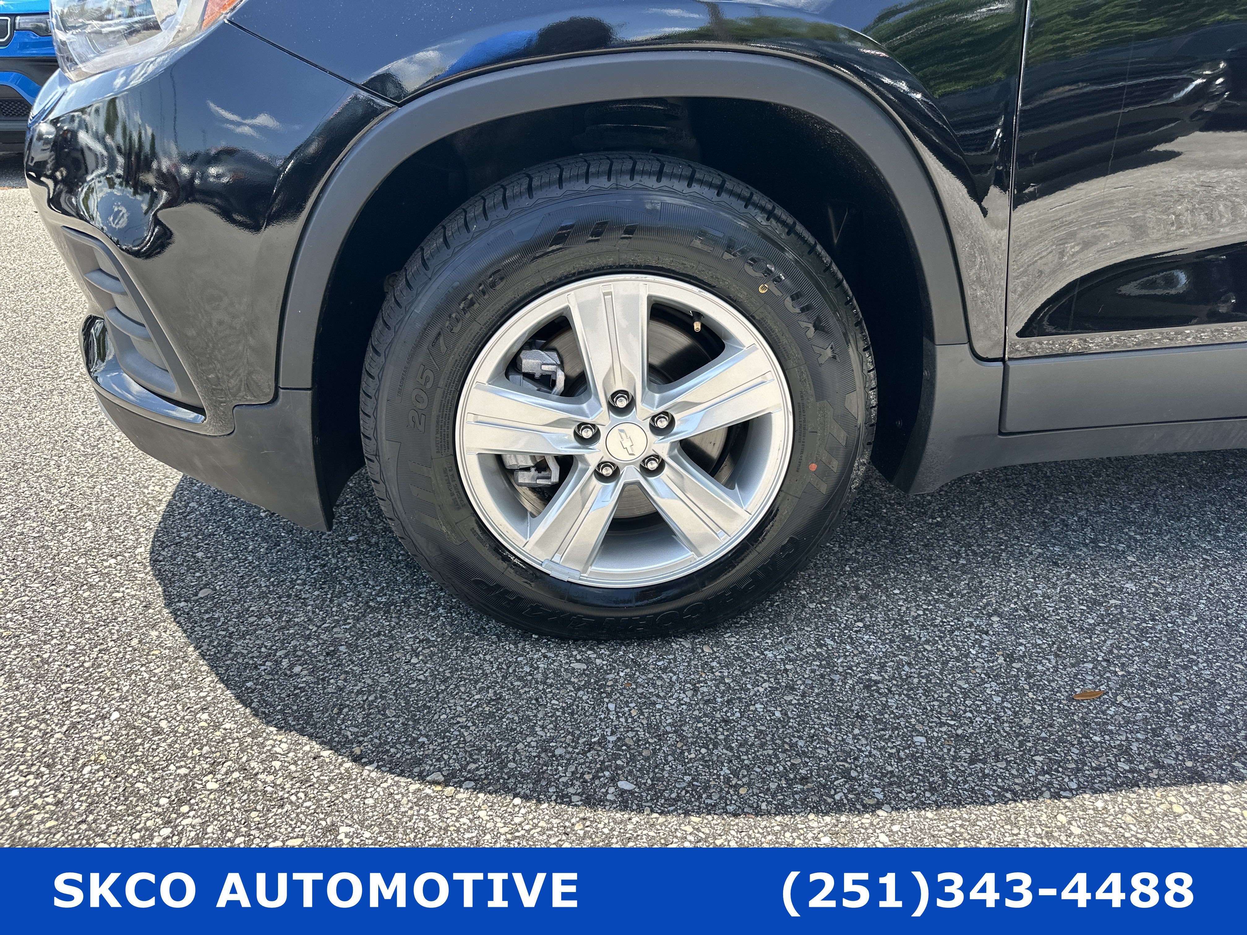 Used 2022 Chevrolet Trax LT w/ LT Convenience Package FWD image 9