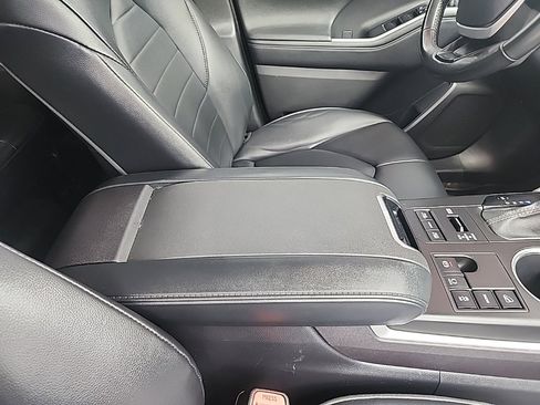 Used 2023 Toyota Highlander L image 20
