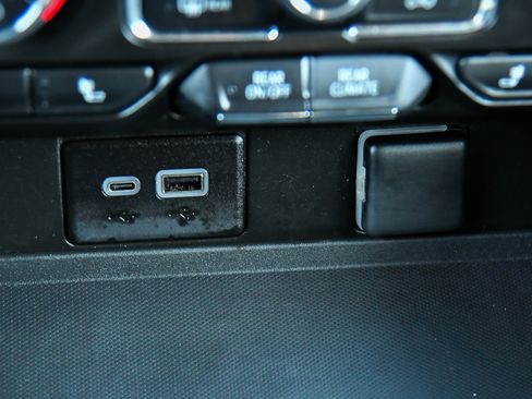 Used 2024 Chevrolet Suburban LT image 28