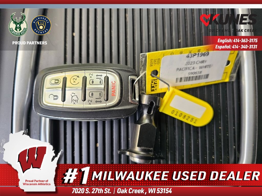 Used 2023 Chrysler Pacifica Touring-L FWD image 13
