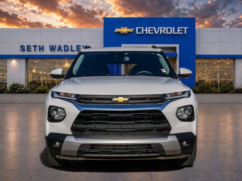 Used 2022 Chevrolet TrailBlazer LT w/ Convenience Package FWD image 2