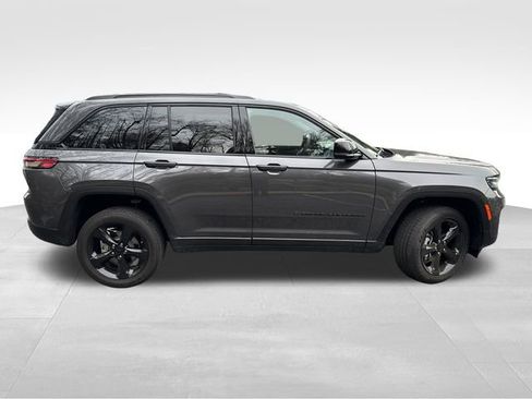 New 2025 Jeep Grand Cherokee Altitude image 8
