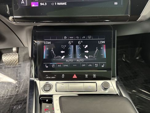 Used 2023 Audi e-tron Premium Plus w/ Premium Plus Package AWD/4WD image 13