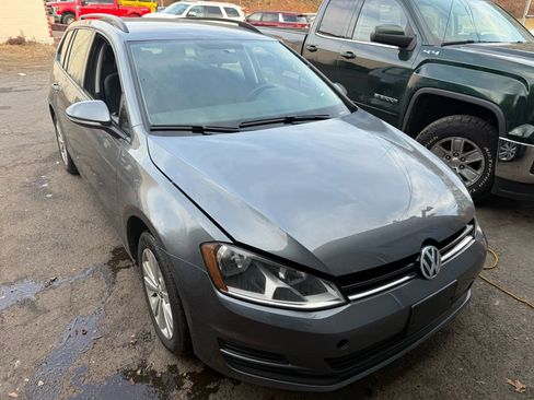 Used 2017 Volkswagen Golf S image 1