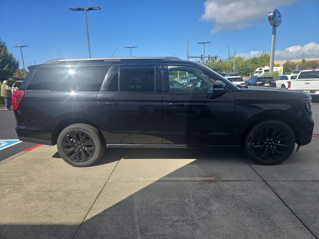 Used 2025 Ford Expedition Max Platinum w/ Stealth Appearance Package AWD/4WD image 5