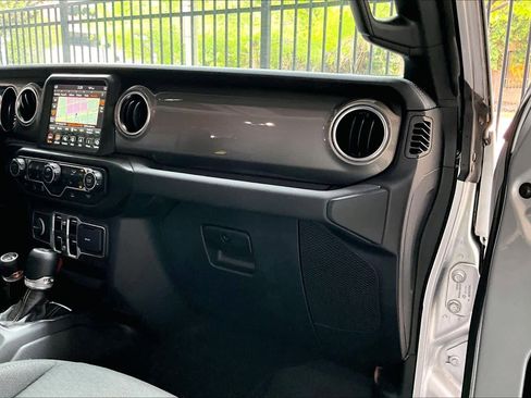 Used 2022 Jeep Wrangler Unlimited Sahara w/ Cold Weather Group AWD/4WD image 18