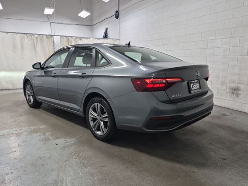 Used 2024 Volkswagen Jetta SE FWD image 9