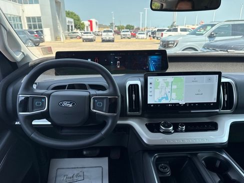 Certified 2025 Ford Expedition Active AWD/4WD image 32