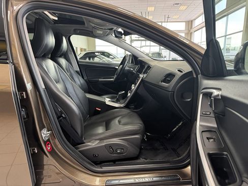 Used 2018 Volvo V60 T5 Cross Country w/ Convenience Package image 20