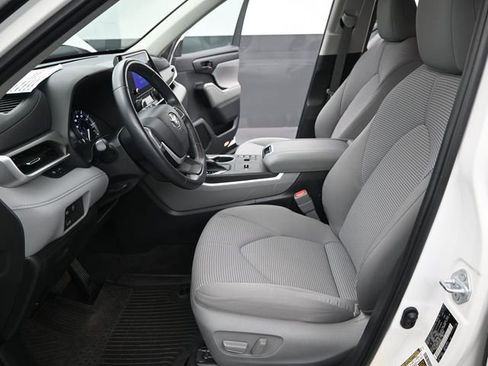 Used 2023 Toyota Highlander LE image 14