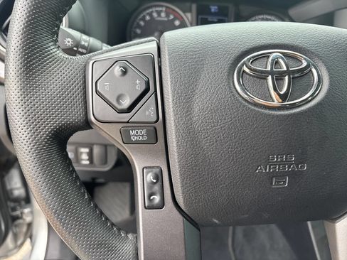 Used 2022 Toyota Tacoma TRD Off-Road AWD/4WD image 17