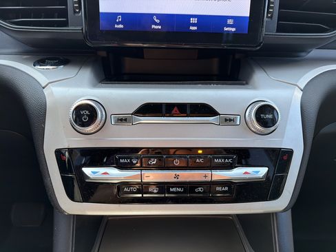 Used 2023 Ford Explorer XLT AWD/4WD image 20