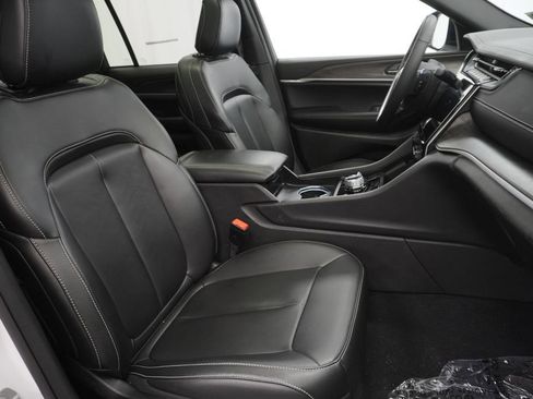 Used 2025 Jeep Grand Cherokee Limited AWD/4WD image 48