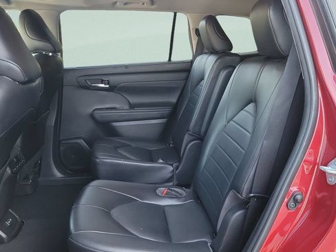 Used 2022 Toyota Highlander XLE FWD image 10
