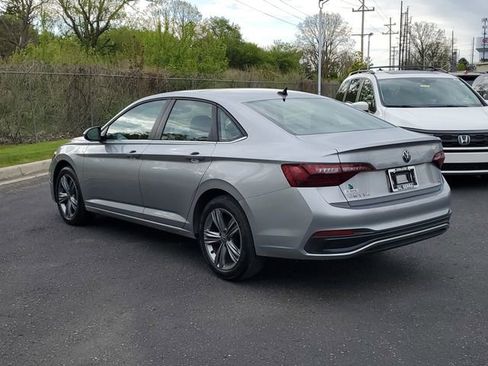 Used 2024 Volkswagen Jetta SE w/ Panoramic Sunroof Package FWD image 3