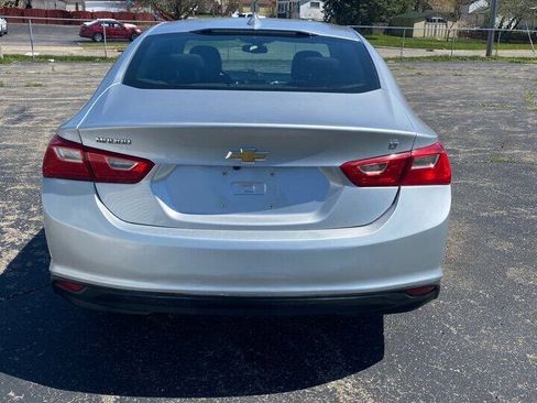 Used 2018 Chevrolet Malibu LT FWD image 2