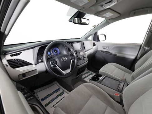 Used 2018 Toyota Sienna LE FWD image 10