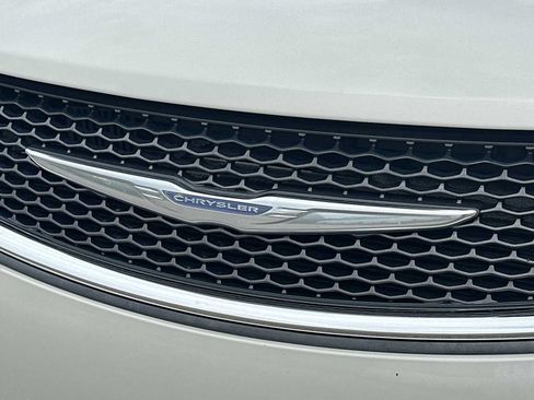 Used 2017 Chrysler Pacifica Touring-L FWD image 12