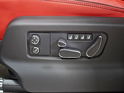 Used 2022 Bentley Bentayga image 34