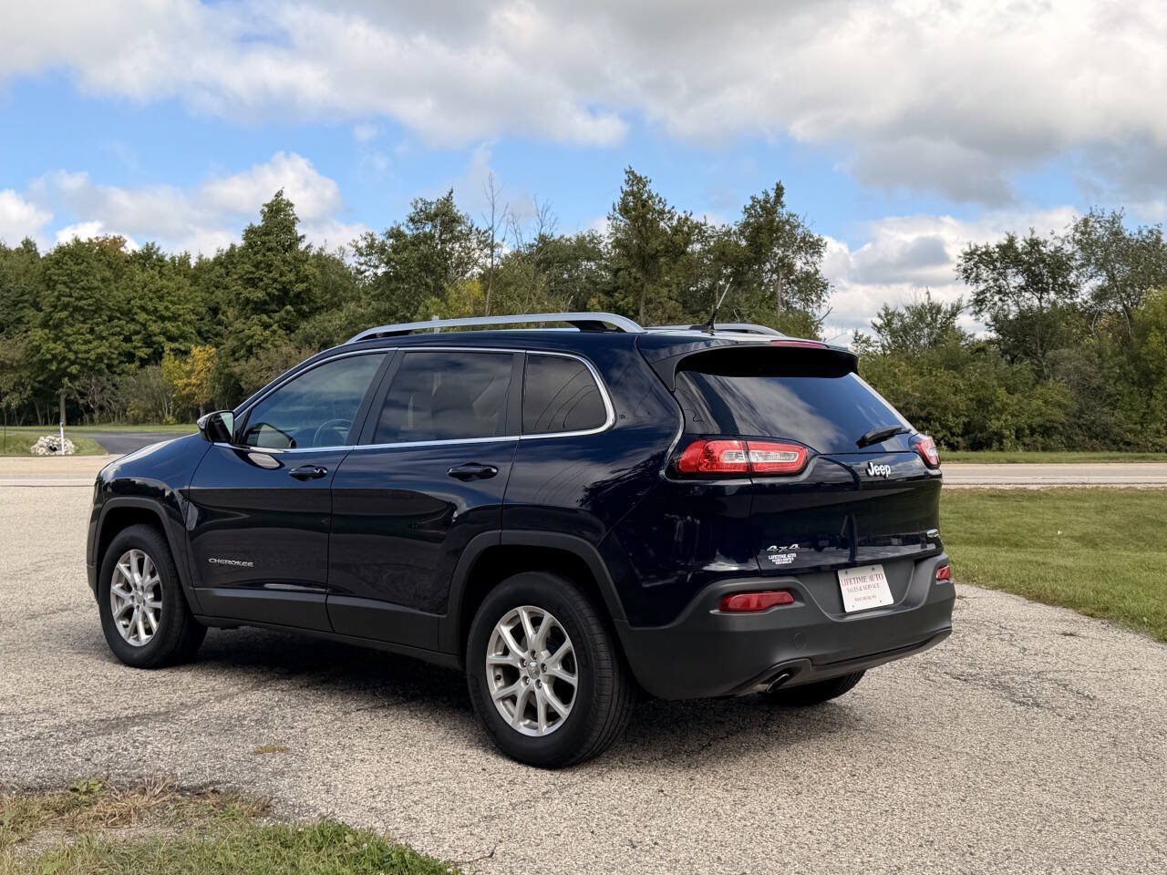 Used 2014 Jeep Cherokee Latitude w/ Cold Weather Group AWD/4WD image 3