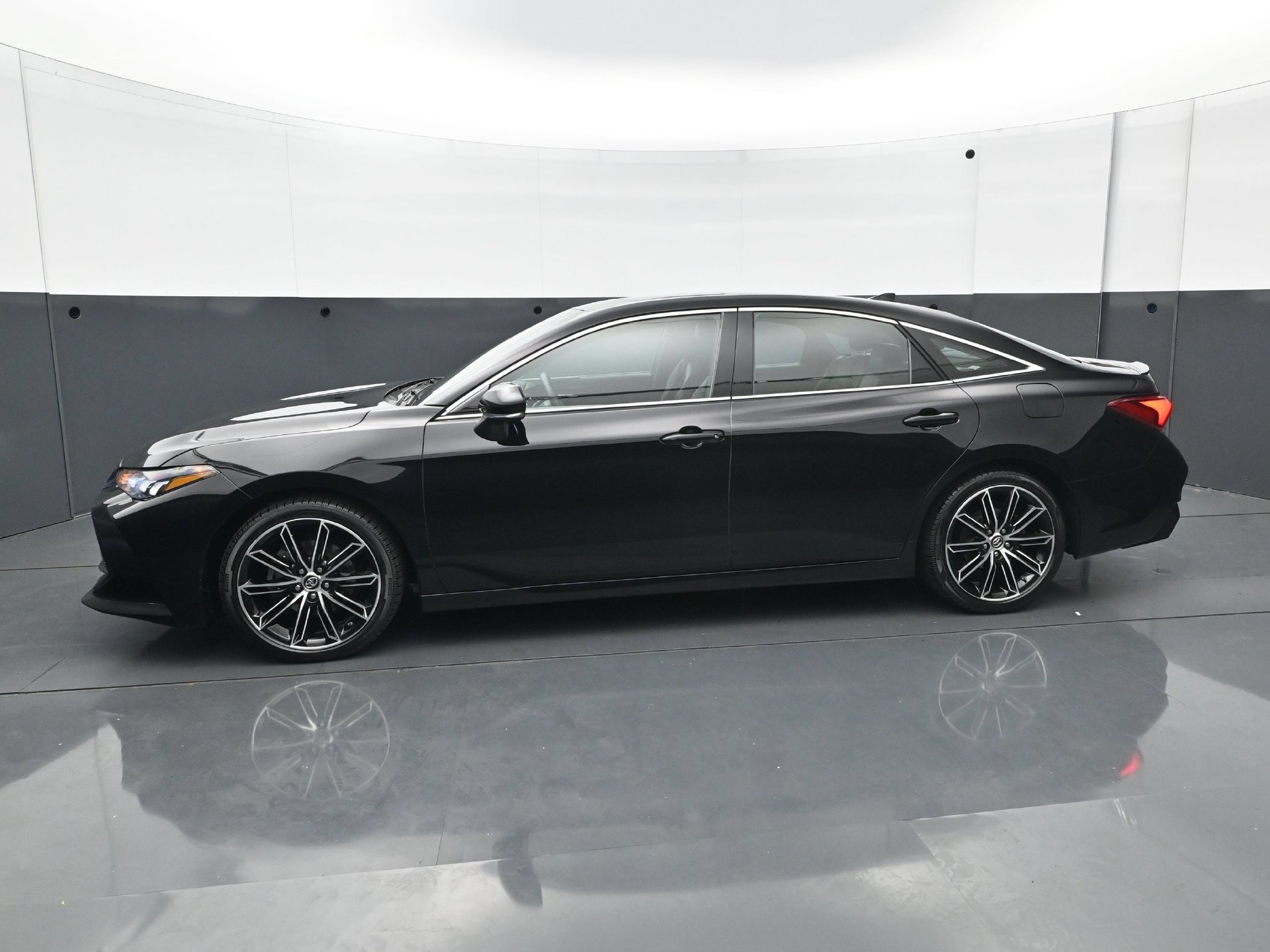 Used 2019 Toyota Avalon XSE FWD image 3