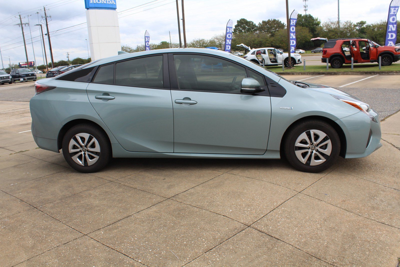 Used 2016 Toyota Prius Four w/ Advanced Technology Package FWD image 3
