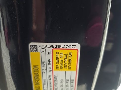 Used 2024 GMC Terrain SLT image 16