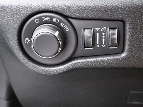 New 2027 Chrysler Pacifica Select FWD image 28