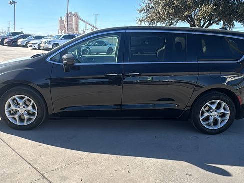 Certified 2020 Chrysler Pacifica Touring w/ Tire & Wheel Group image 8