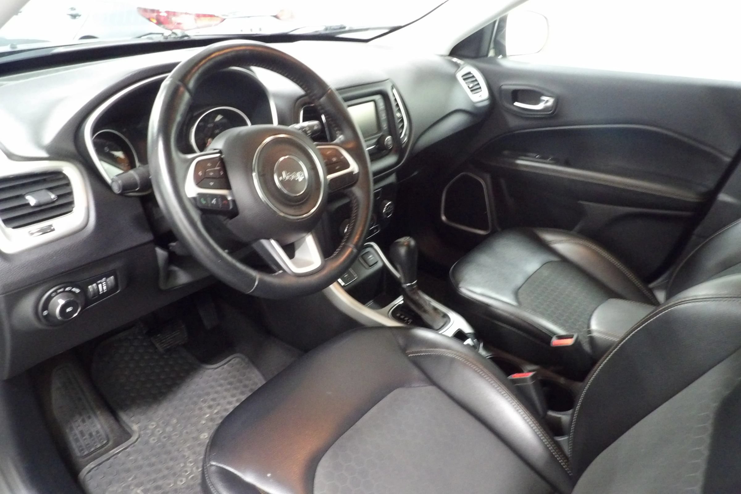 Used 2018 Jeep Compass Latitude w/ Cold Weather Group FWD image 8