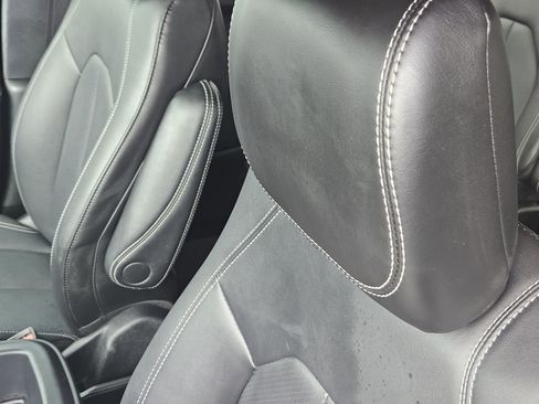 Used 2025 Chrysler Pacifica Select image 29