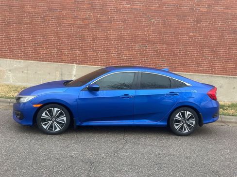 Used 2018 Honda Civic EX-T image 2