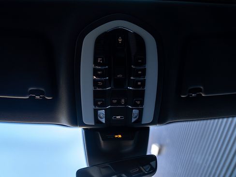 Certified 2025 Porsche Macan image 10