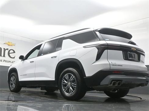 Used 2025 Chevrolet Traverse LT image 5