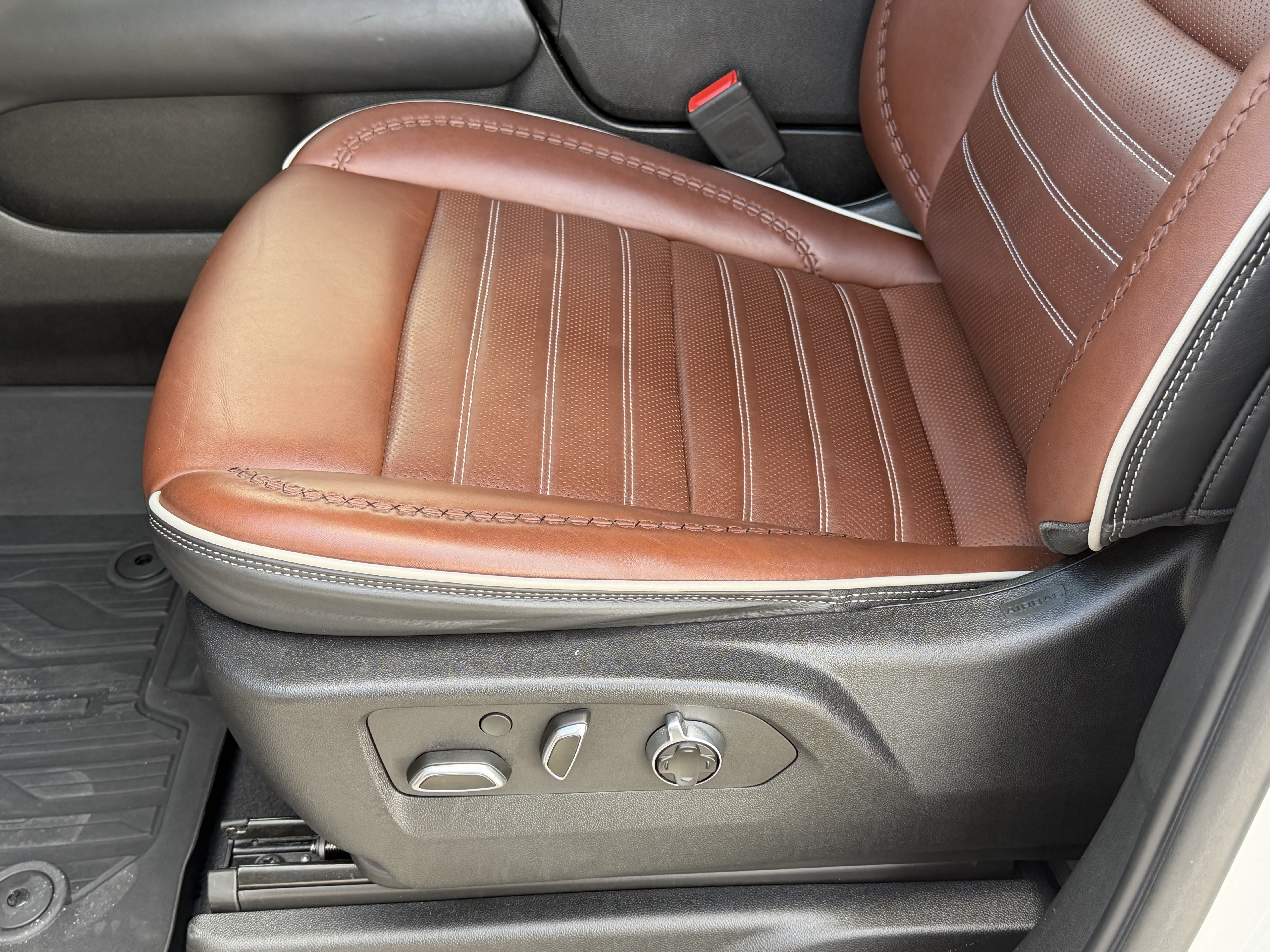 Used 2023 GMC Yukon Denali Ultimate w/ LPO, Floor Liner Package AWD/4WD image 12
