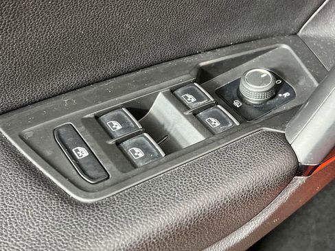 Used 2019 Volkswagen Tiguan SE image 22