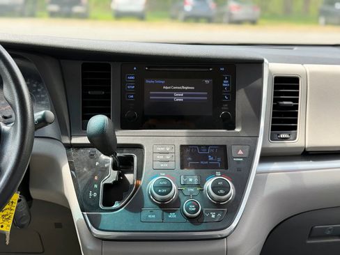 Used 2015 Toyota Sienna L FWD image 15