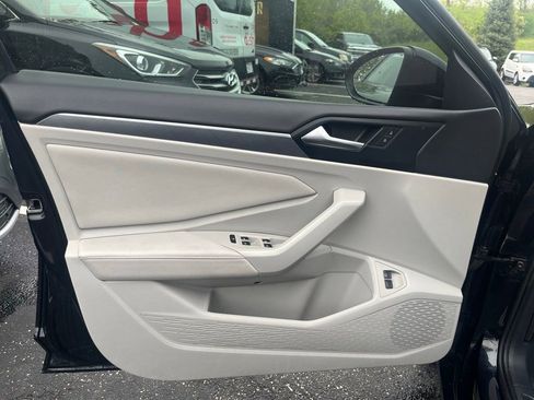 Used 2024 Volkswagen Jetta SE w/ Panoramic Sunroof Package FWD image 9