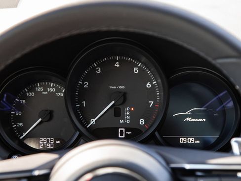 Certified 2026 Porsche Macan AWD/4WD image 17