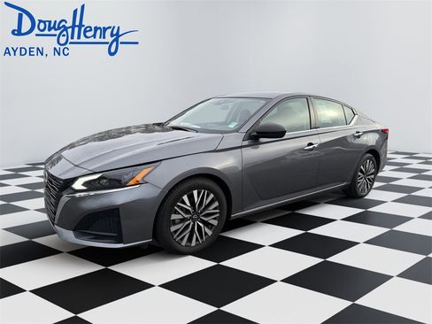 Used 2024 Nissan Altima 2.5 SV image 1