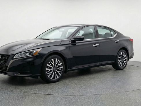 Used 2025 Nissan Altima 2.5 SV image 3