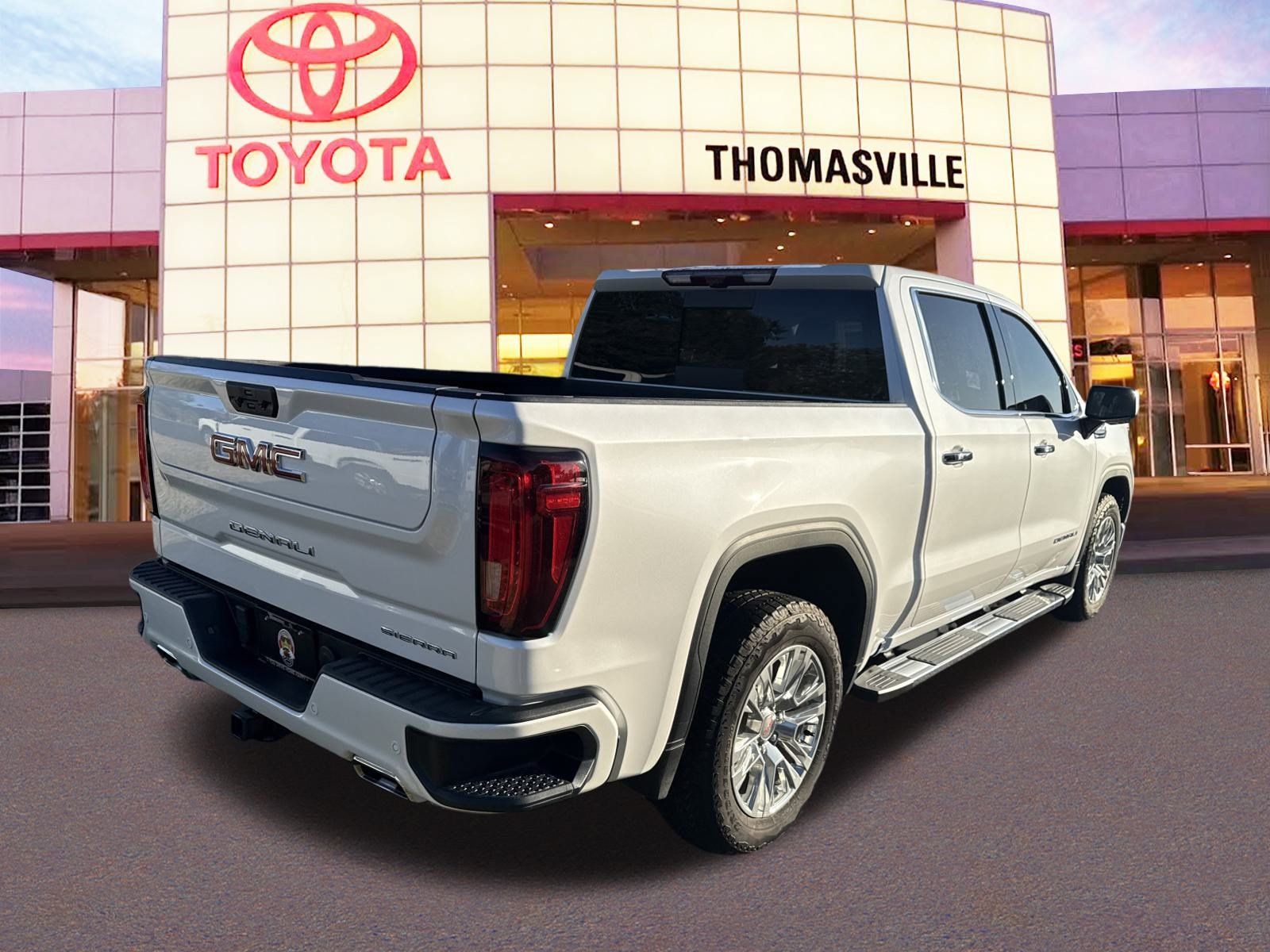 Used 2024 GMC Sierra 1500 Denali w/ Technology Package AWD/4WD image 5